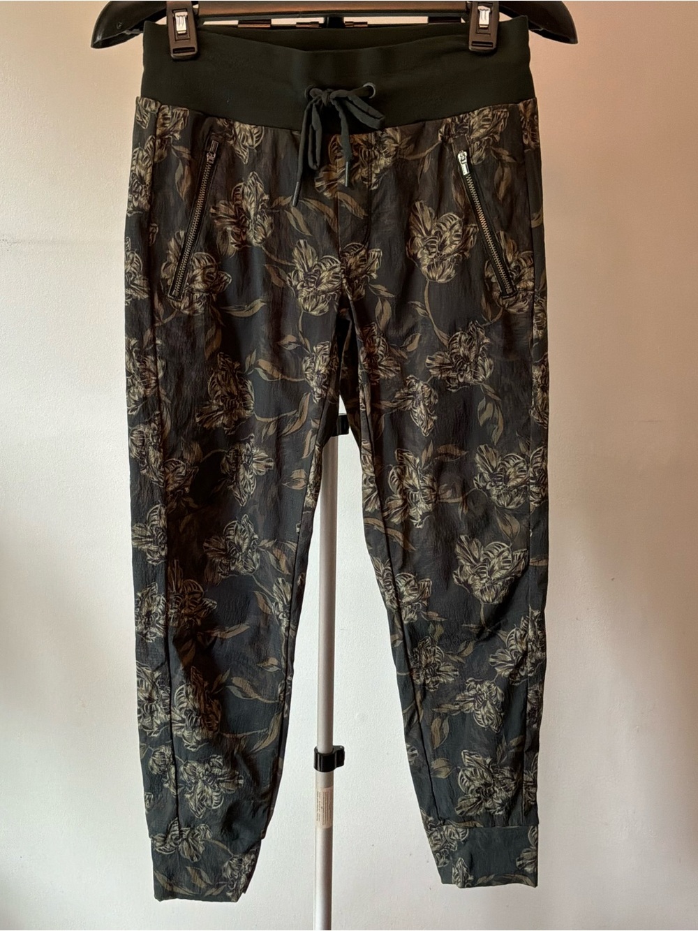 Athleta Trekkie North Jogger Pants Olive Floral Ripstop Petite 0 Like New 2020